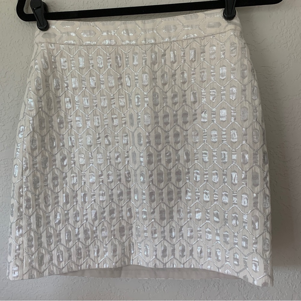 Banana Republic lined skirt very nice NWT silver and white skirt.